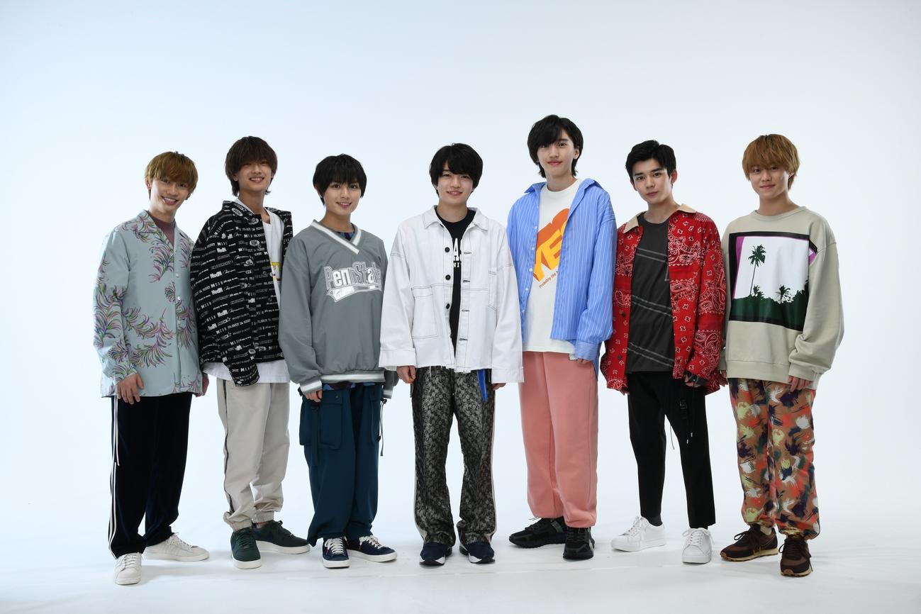 テレビ朝日系レギュラー番組「まだアプデしてないの？」がスタートするなにわ男子。左から藤原丈一郎、高橋恭平、大西流星、西畑大吾、道枝駿佑、長尾謙杜、大橋和也
