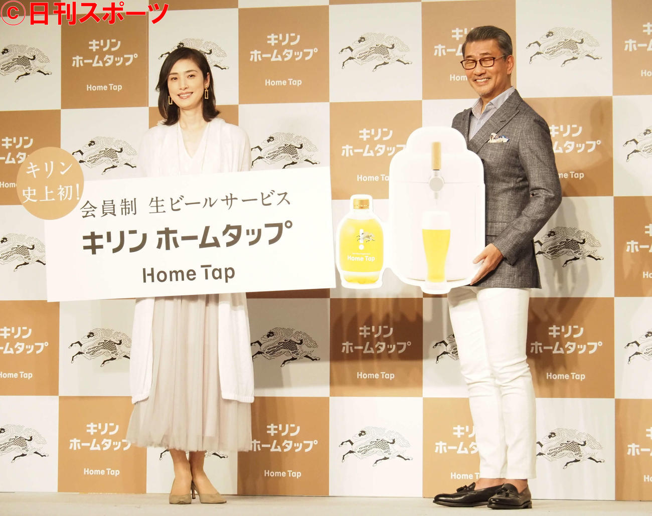 会員制生ビールサービス「キリン　ホームタップ」事業方針発表会に出席した天海祐希（左）と中井貴一（撮影・遠藤尚子）