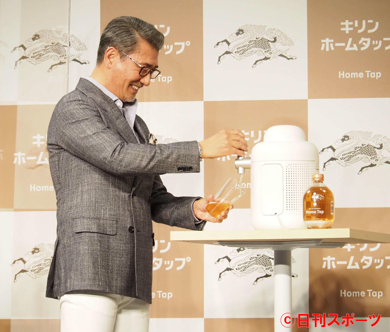 生ビールを注ぐ中井貴一（撮影・遠藤尚子）