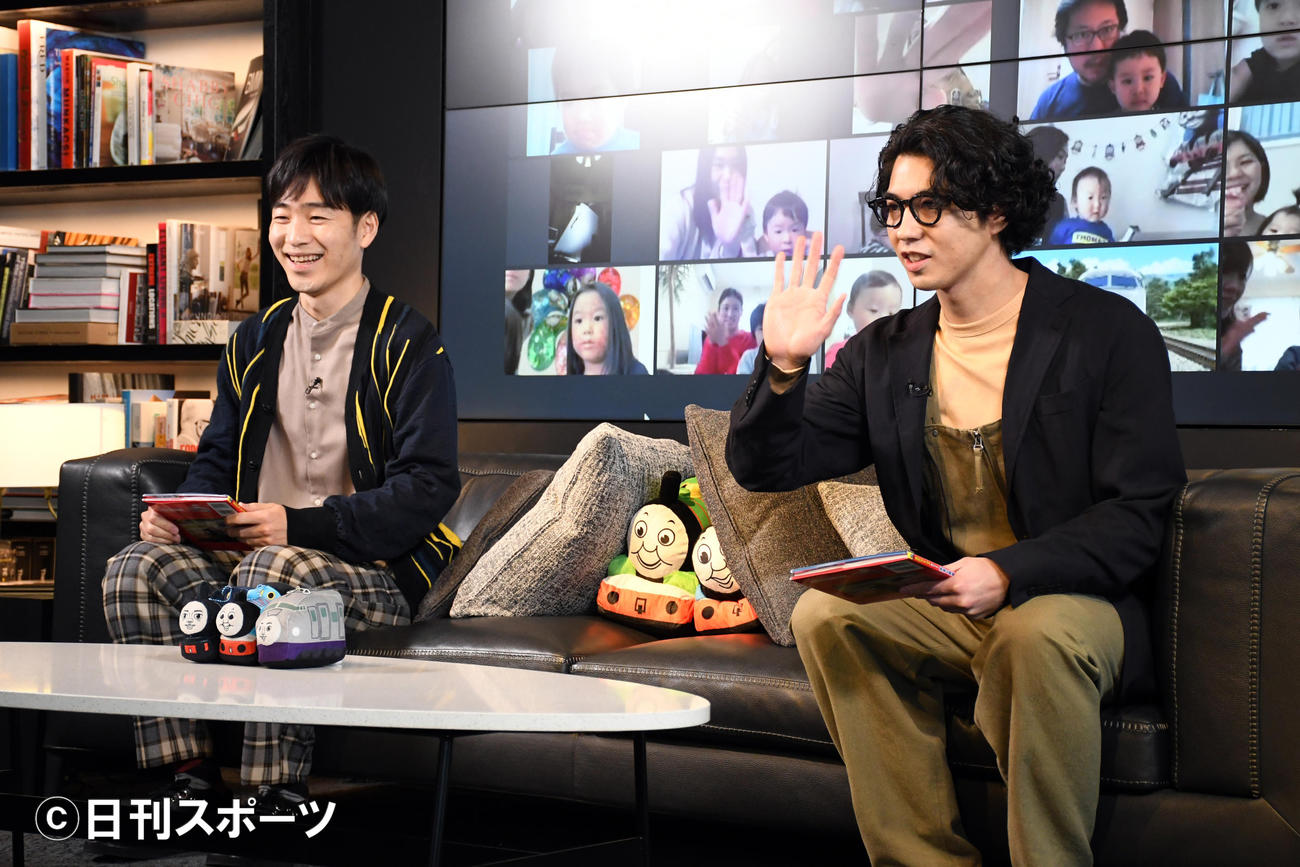 「映画　きかんしゃトーマス　おいでよ！未来の発明ショー！」読み聞かせ＆トークイベントで参加者に手を振る賀来賢人（右）。左はジャルジャル後藤淳平（撮影・大友陽平）
