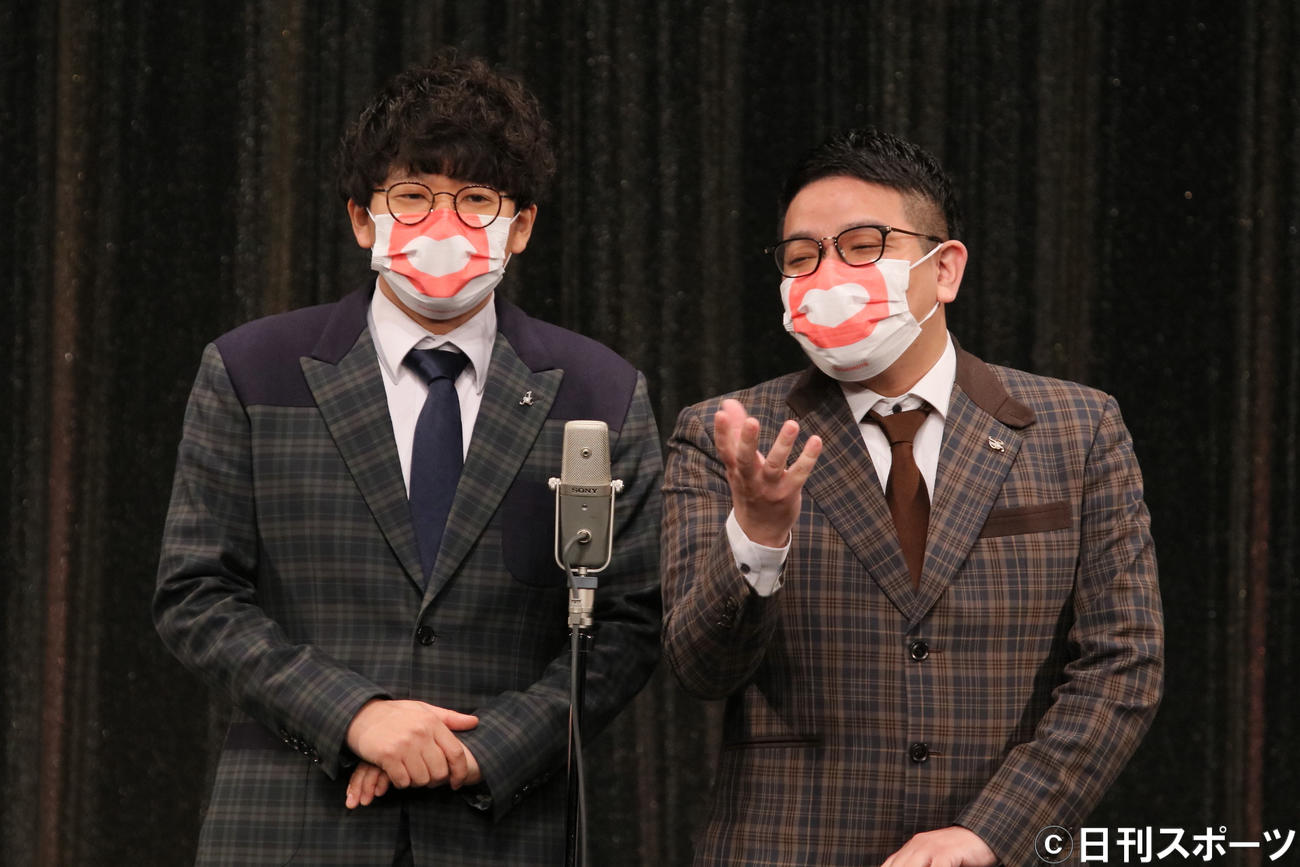 オリジナルマスクを着けて舞台に登場したミキの亜生（左）と昴生