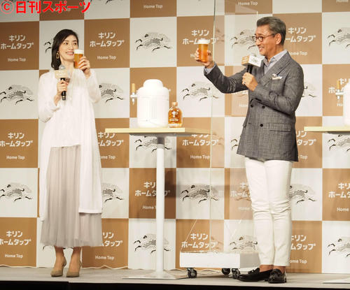 生ビールを手に乾杯する天海祐希(左)と中井貴一(撮影・遠藤尚子)