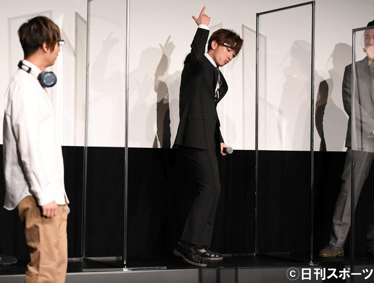 ドラマ「ワンモア」の完成報告イベントで嵐の二宮和也のものまねを披露するA．B．C－Zの河合郁人（撮影・たえ見朱実）