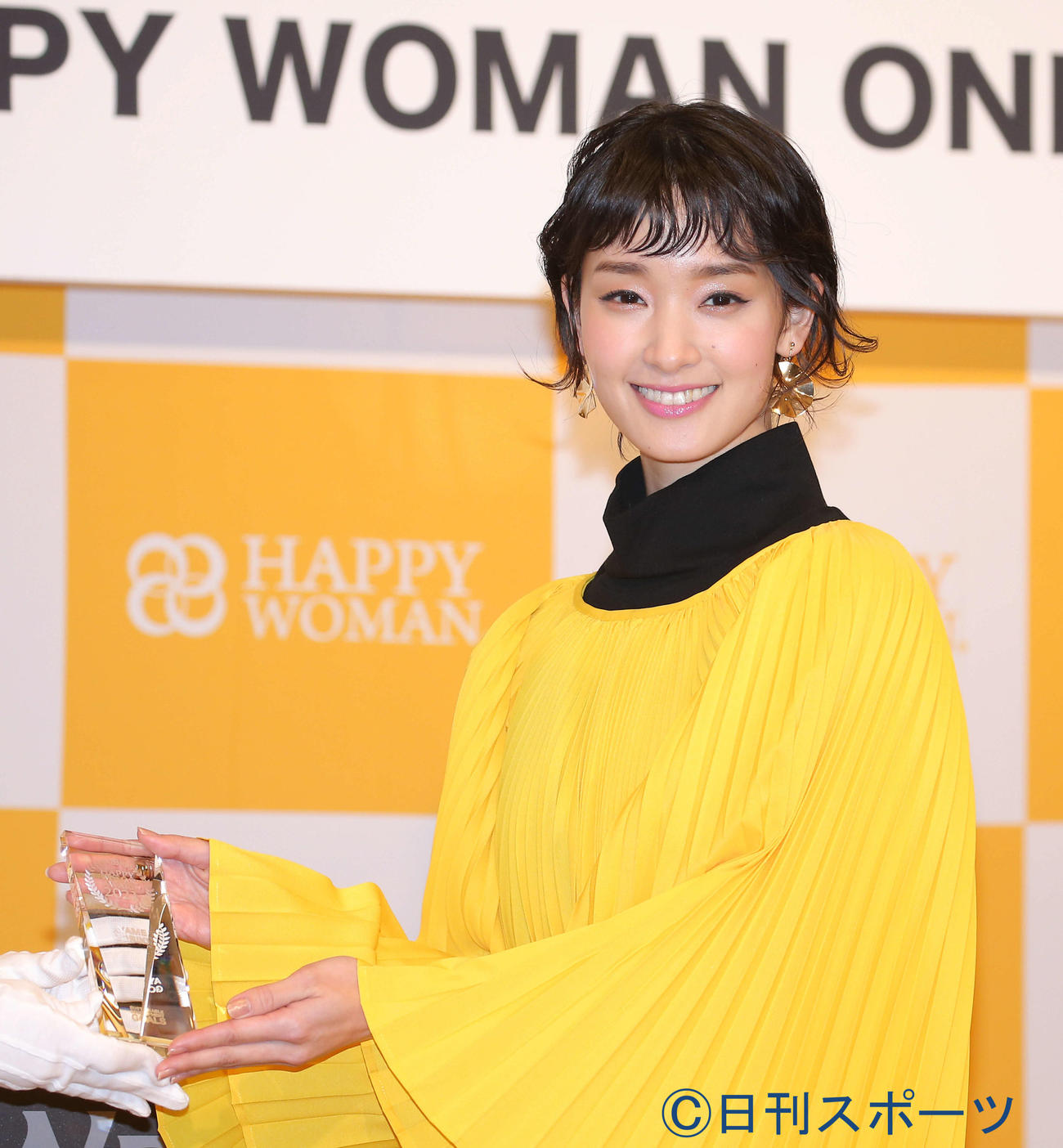 トロフィーを受け取る剛力彩芽（撮影・河田真司）