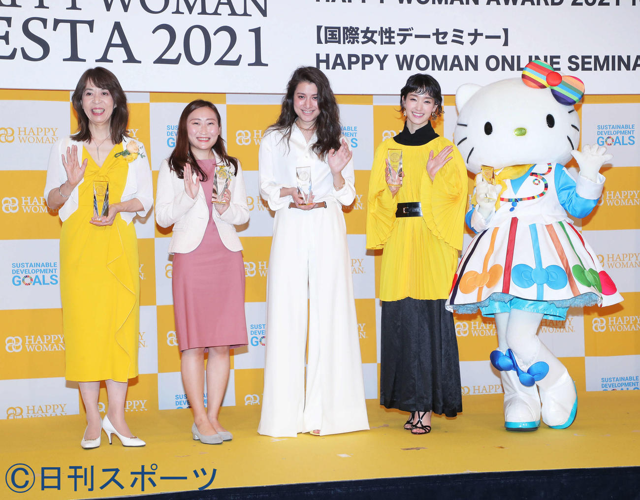 集合写真に納まる、左から三菱UFJリサーチ＆コンサルティング株式会社経営企画部吉高副部長、一般社団法人Colabo仁藤代表理事、マリエ、剛力彩芽、ハローキティ（撮影・河田真司）