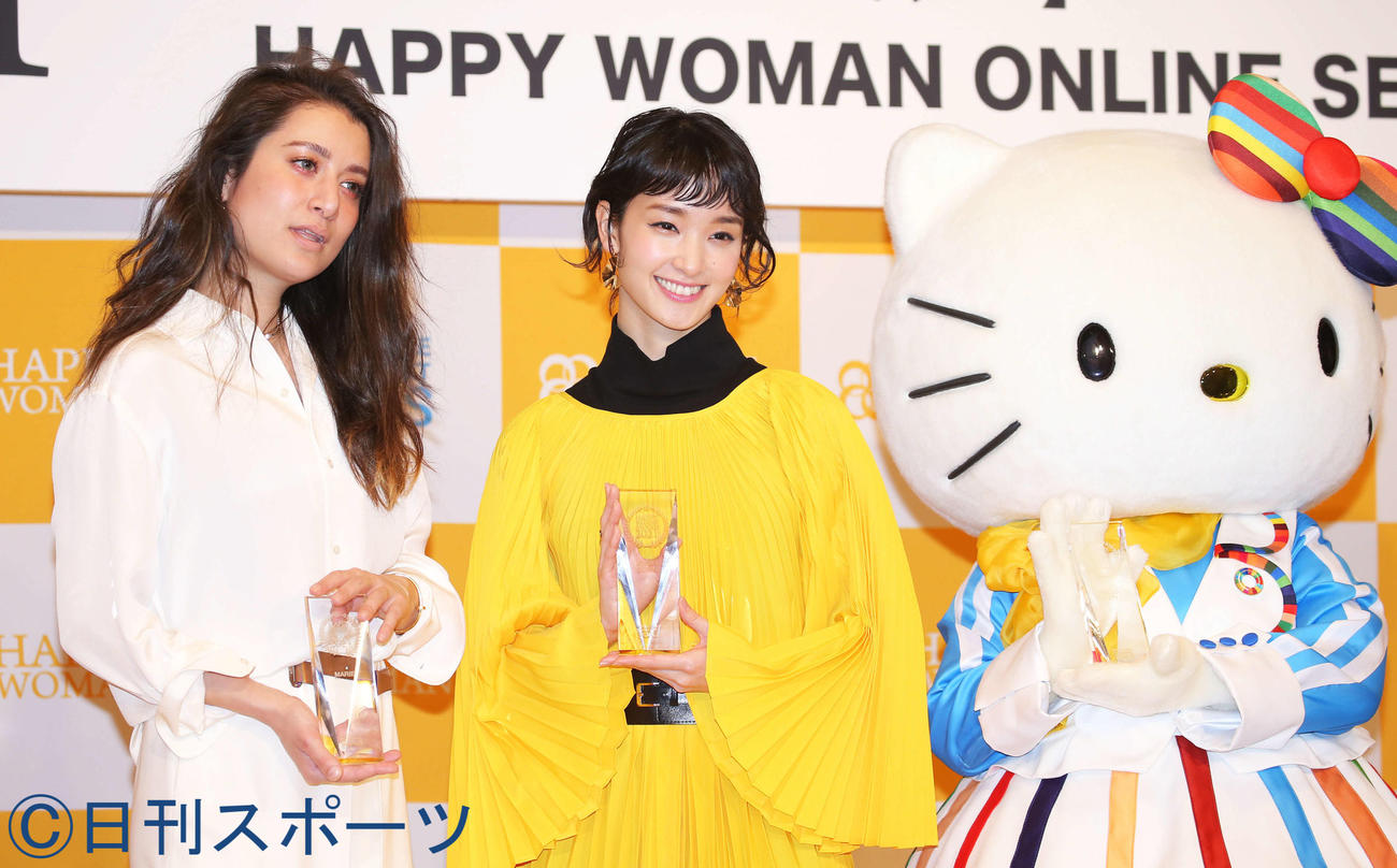「HAPPY WOMAN AWARD2021 for SDGs」授賞式で、トロフィーを手に集合写真に臨む、左からマリエ、剛力彩芽、ハローキティ（撮影・河田真司）