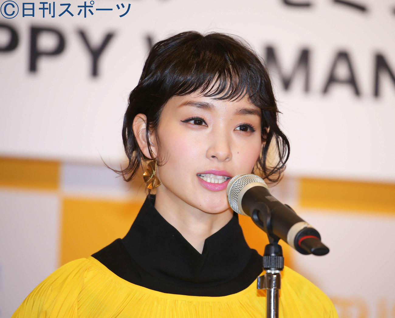 受賞スピーチをする剛力彩芽（撮影・河田真司）