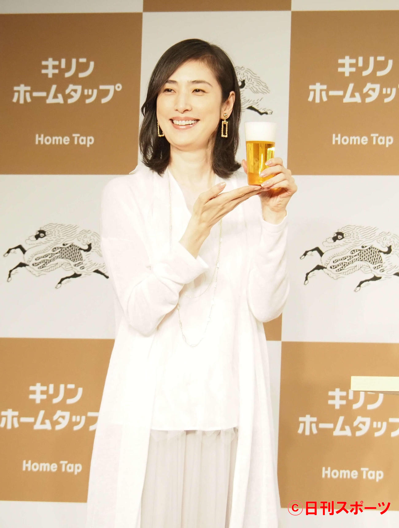 注いだ生ビールを手に笑顔の天海祐希（撮影・遠藤尚子）