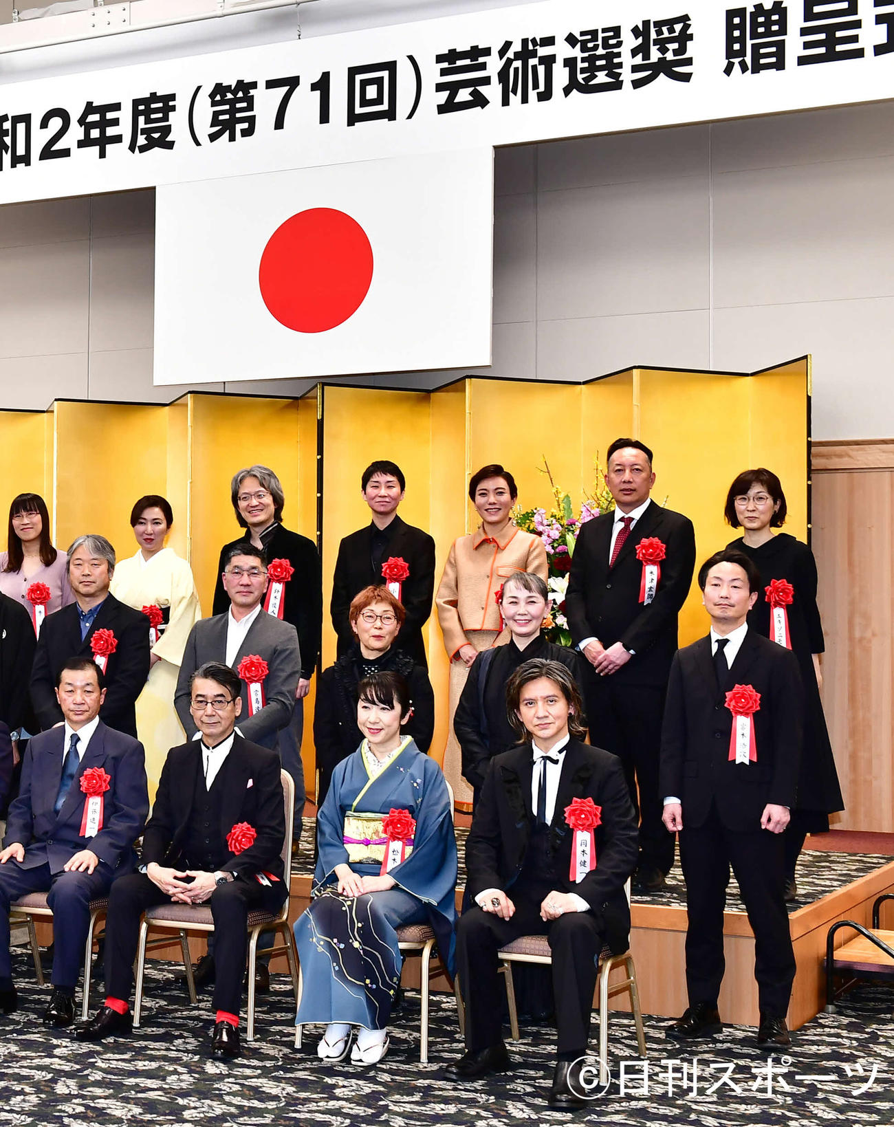 令和2年度芸術選奨演劇部門の大臣賞を受賞し贈呈式で受賞者たちと記念撮影に臨む岡本健一（前列右端）（撮影・小沢裕）