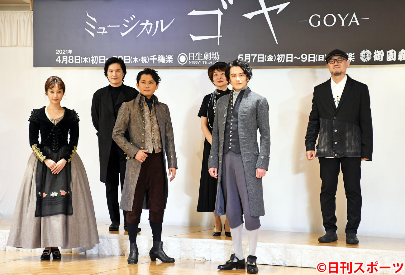 ミュージカル「ゴヤ－GOYA－」製作発表記者会見に出席した、前列左から清水くるみ、今井翼、小西遼生、後列左から清塚信也、鈴木裕美氏、G2氏（撮影・大友陽平）