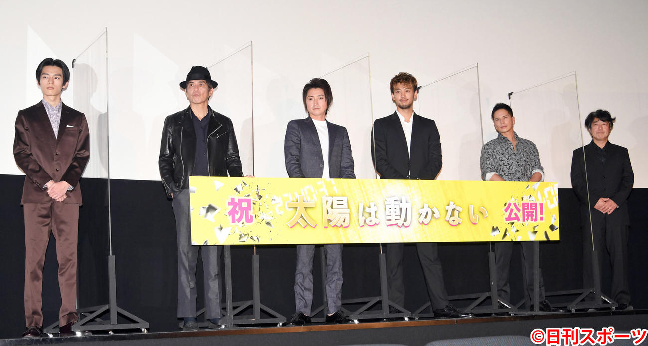 映画「太陽は動かない」舞台あいさつで、記念撮影する左から日向亘、佐藤浩市、藤原竜也、竹内涼真、市原隼人、羽住英一郎監督（2021年3月6日撮影）