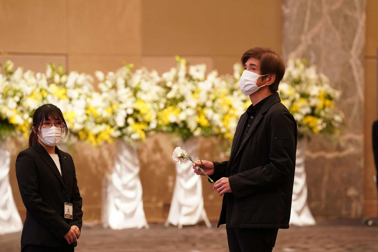 岡田裕介会長のお別れ会で献花を手にする佐藤浩市（東映提供）