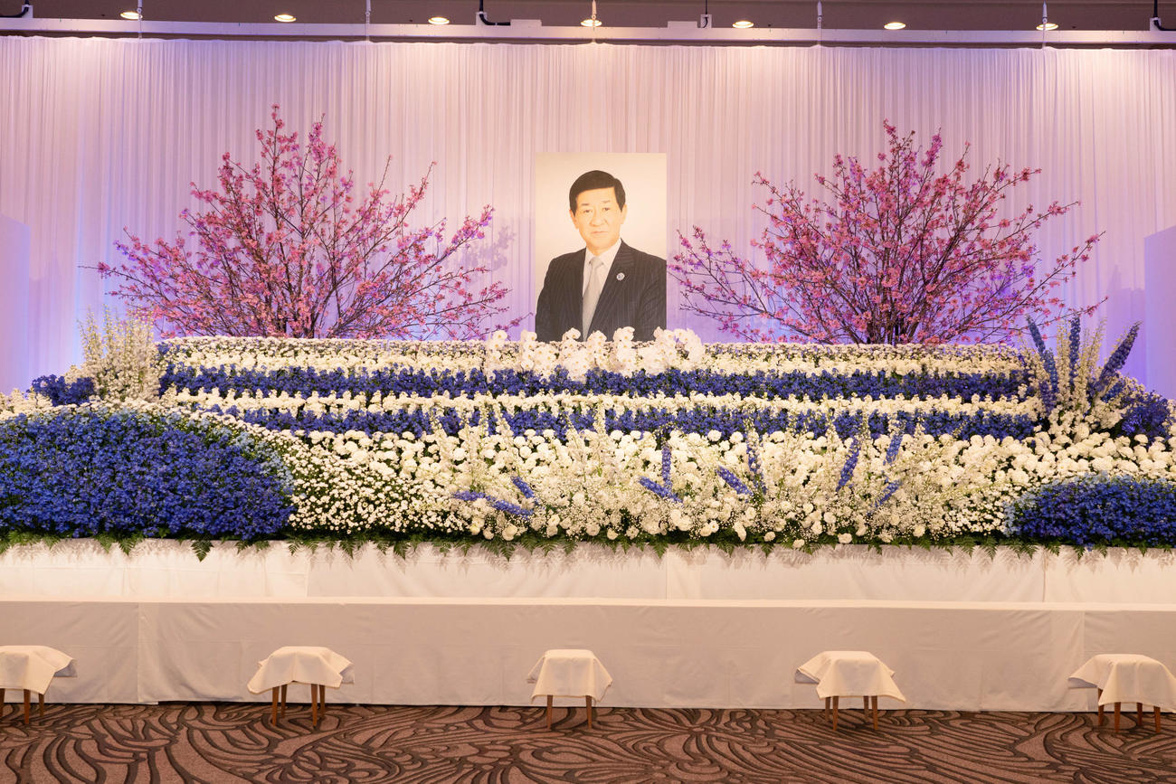 東映映画のオープニング「荒磯に波」をイメージした岡田裕介会長の祭壇（東映提供）