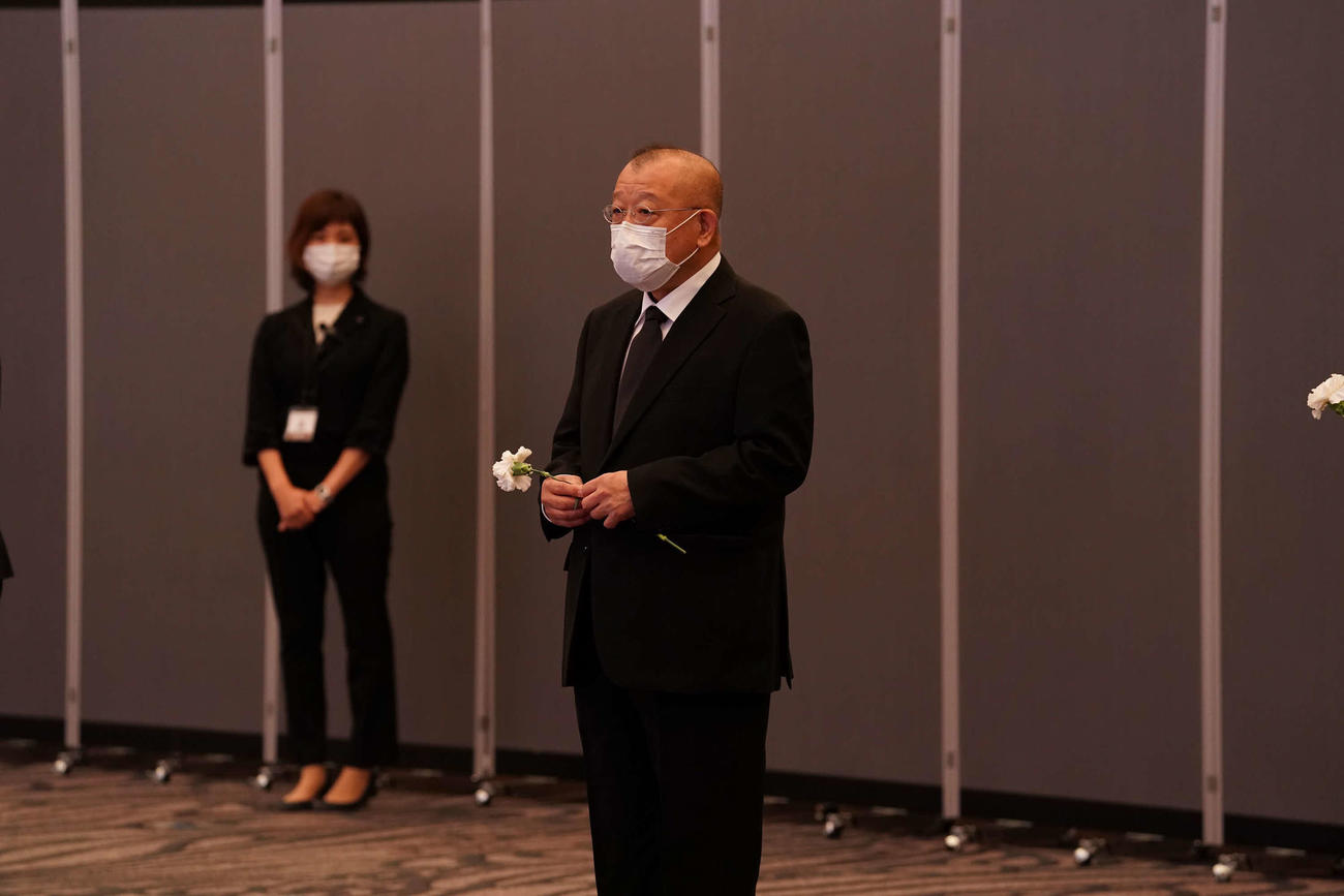 岡田裕介会長のお別れ会で献花を手にする笑福亭鶴瓶（東映提供）