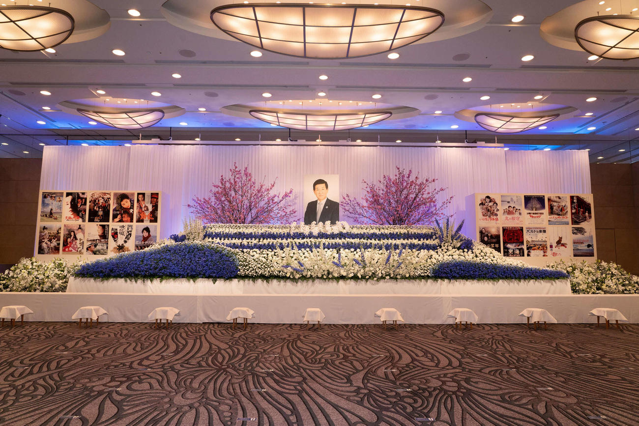東映映画のオープニング「荒磯に波」をイメージした岡田裕介会長の祭壇（東映提供）
