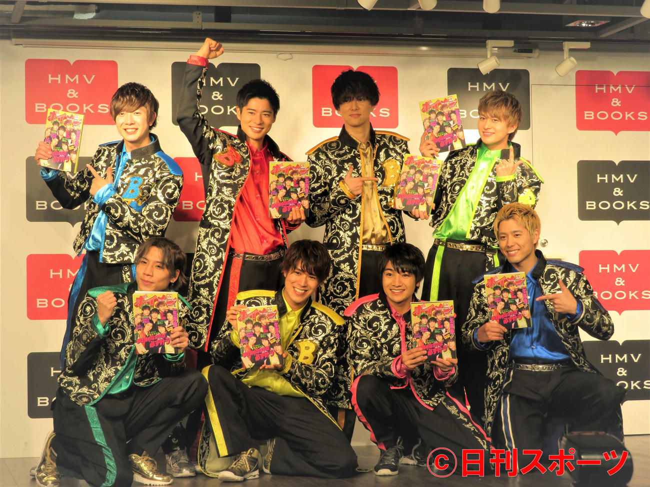 「BOYS AND MEN」10周年記念写真集の発売記念取材会を行った後列左から田村侑久、辻本達規、水野勝、小林豊、前列左から吉原雅斗、平松賢人、本田剛文、勇翔（撮影・三須佳夏）