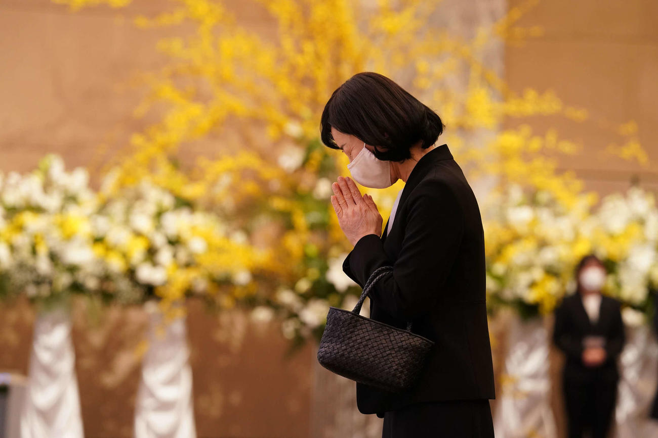 岡田裕介会長の祭壇に手を合わせる吉永小百合（東映提供）