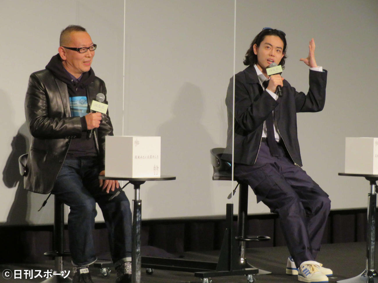 映画「花束みたいな恋をした」大ヒット御礼トークイベントに登壇した土井裕泰監督（左）と菅田将暉（撮影・村上幸将）