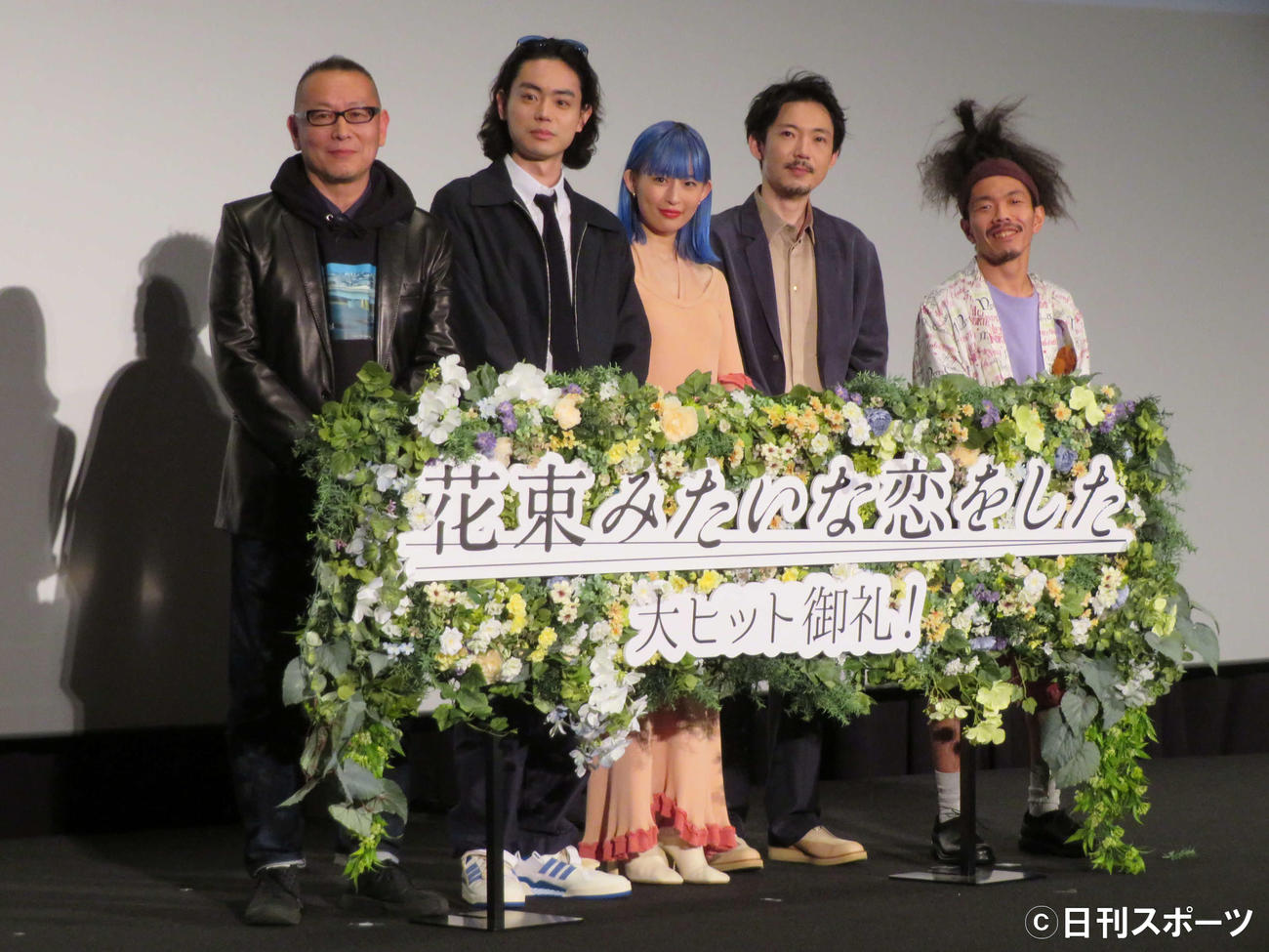 映画「花束みたいな恋をした」大ヒット御礼トークイベントに登壇した、左から土井裕泰監督、菅田将暉、Awesome City ClubのPORIN、atagi、モリシー（撮影・村上幸将）