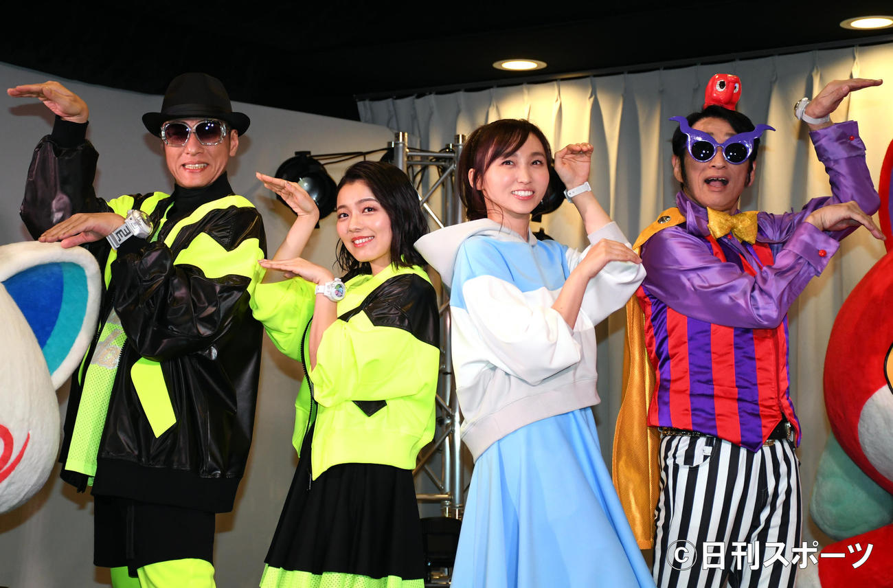アニメ「妖怪ウォッチ♪」の新テーマ曲を歌う、左からキング・クリームソーダのゲラッパー、マイコ、吉木りさ、ラッキィ池田（撮影・大友陽平）