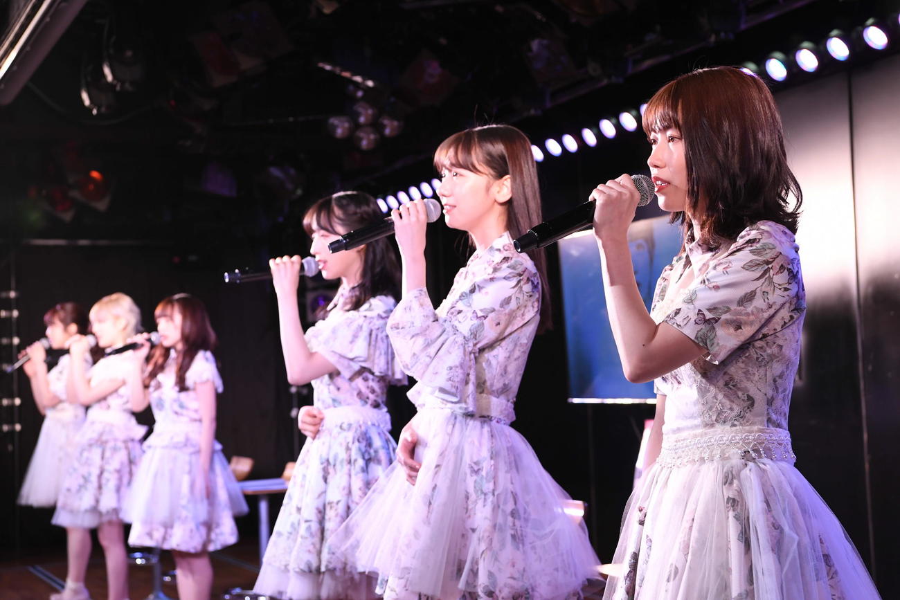 「掌が語ること」を歌う横山由依（右端）柏木由紀（右から2人目）らAKB48メンバー（C）AKB48