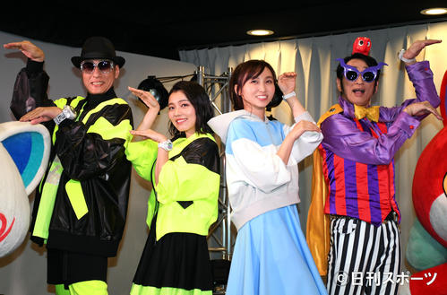 アニメ「妖怪ウォッチ♪」の新テーマ曲を歌う、左からキング・クリームソーダのゲラッパー、マイコ、吉木りさ、ラッキィ池田（撮影・大友陽平）