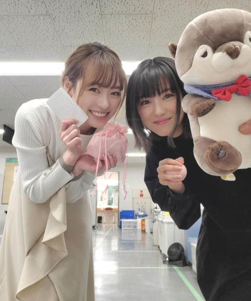 大好きな浜辺美波となぜかカワウソのぬいぐるみと3ショット