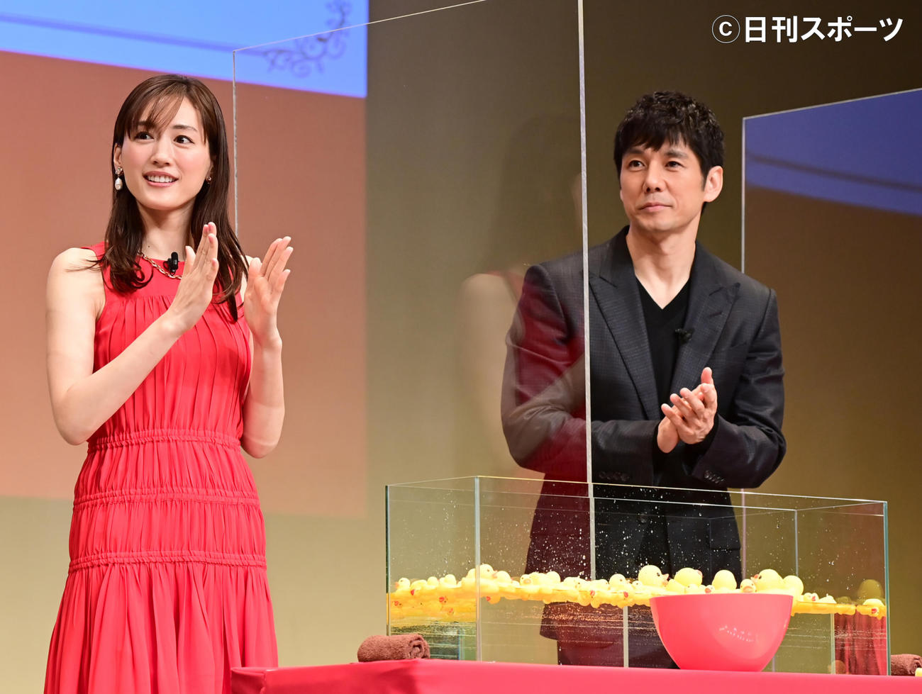 映画「奥様は、取り扱い注意」公開直前イベントに臨む綾瀬はるか（左）と西島秀俊（撮影・小沢裕）