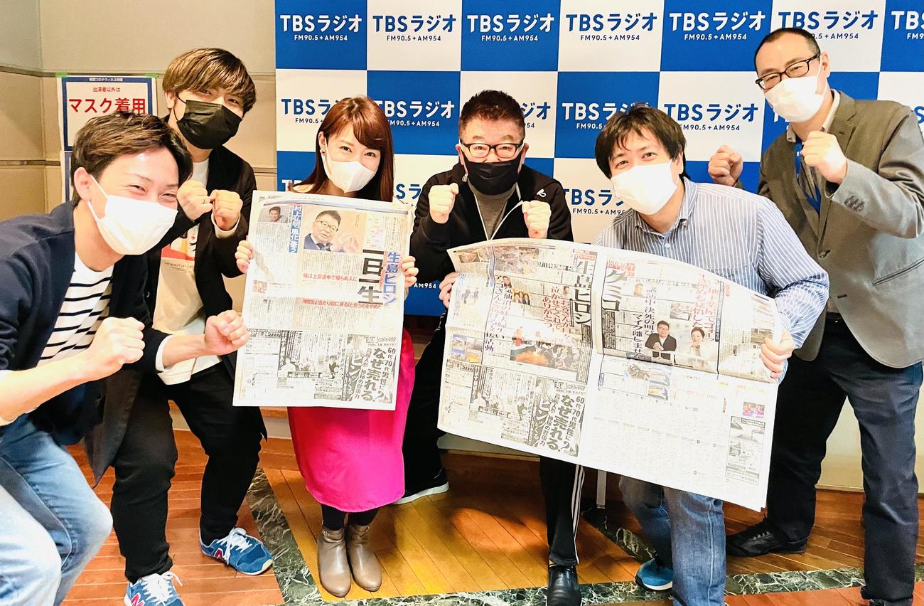 番組スタッフと共にファイティングポーズを取って「被災者を励ましていきたい」と言う生島ヒロシ