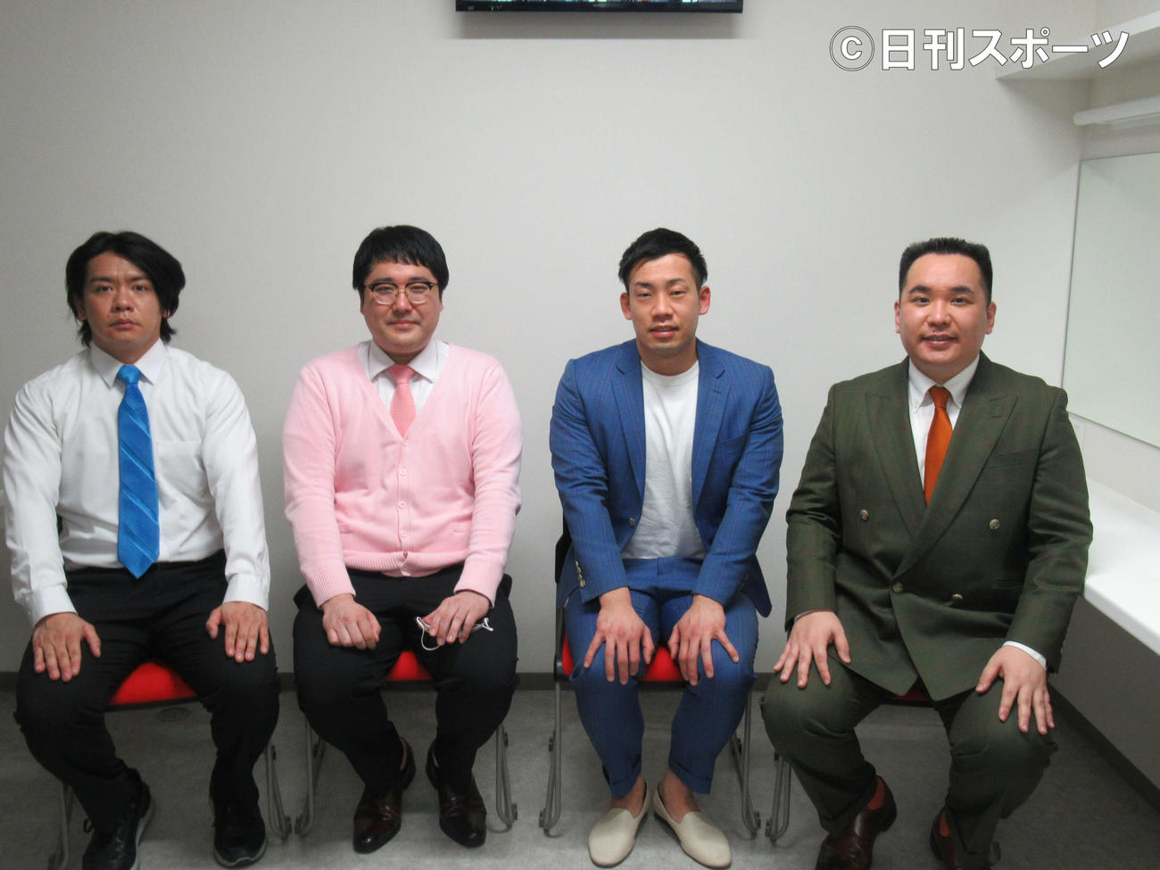 特番「グランマンザイ」の収録で漫才対決をした左から、マヂカルラブリー野田クリスタル、村上、ミルクボーイ駒場孝、内海崇（撮影・星名希実）
