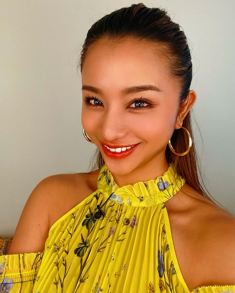 オールバックの新しいヘアスタイルでニッコリ