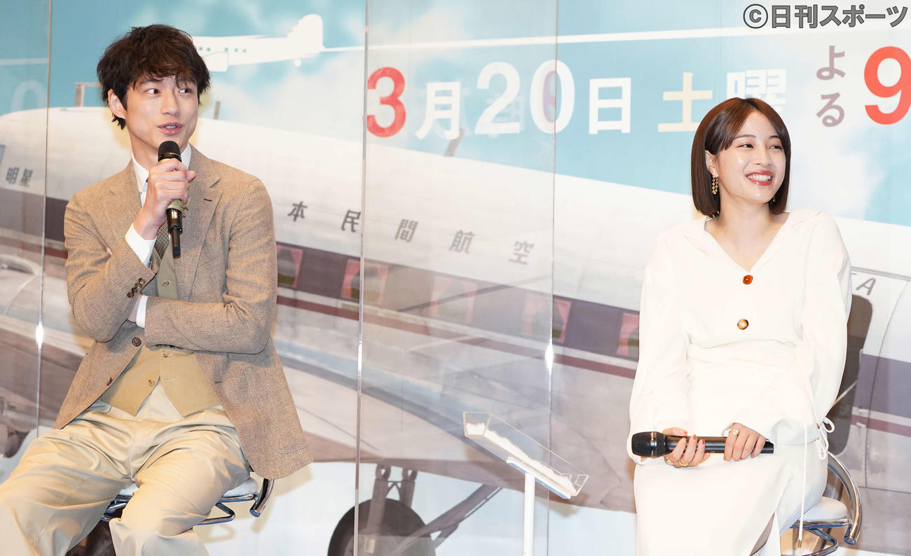 テレビ朝日スペシャルドラマ「エアガール」制作発表記者会見で笑顔の広瀬すず（右）と坂口健太郎（撮影・鈴木みどり）