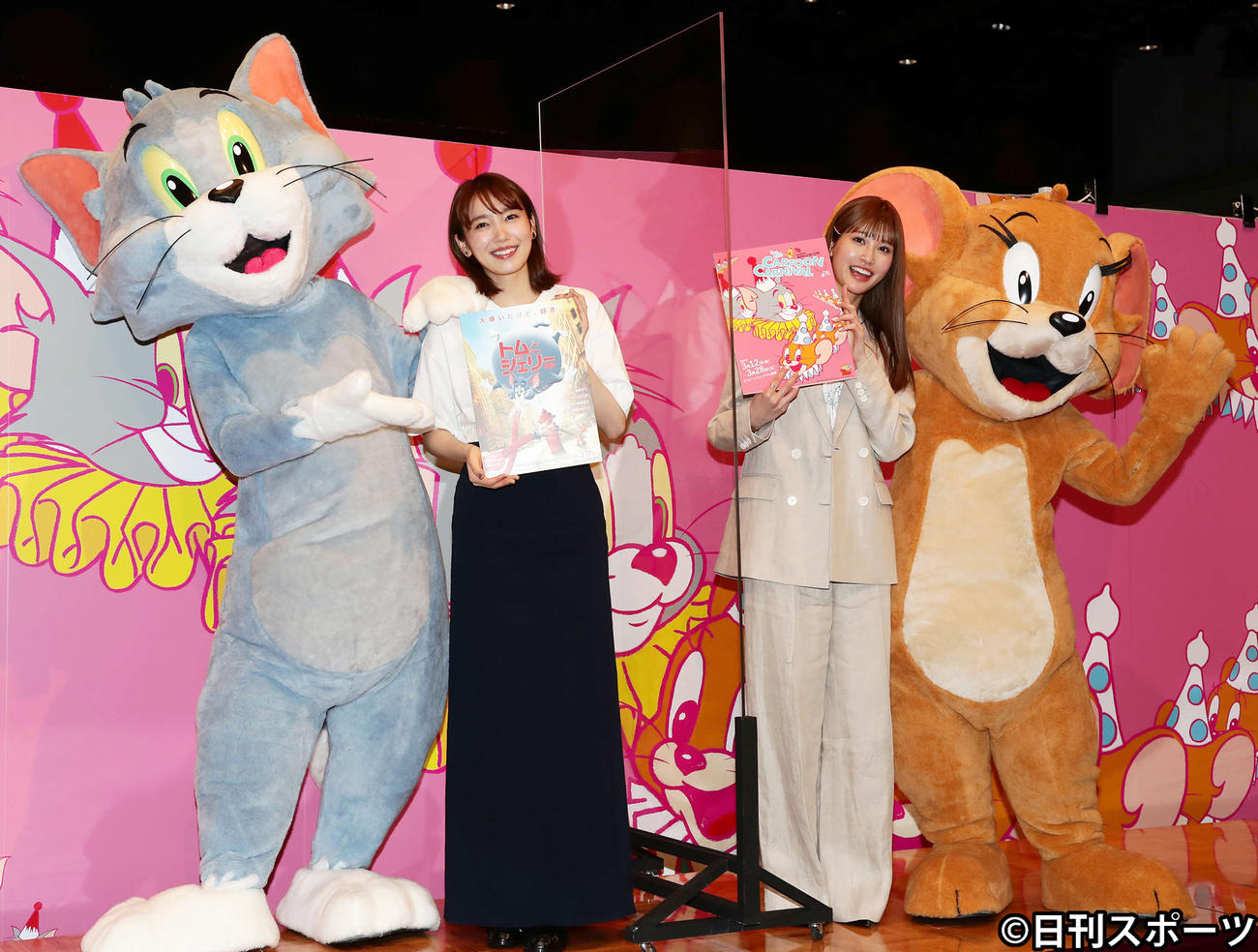 「トムとジェリー　カートゥーン・カーニバル　In　Laforet　HARAJUKU」のオープニングイベントで写真に納まる飯豊まりえ（左）と生見愛瑠（撮影・丹羽敏通）