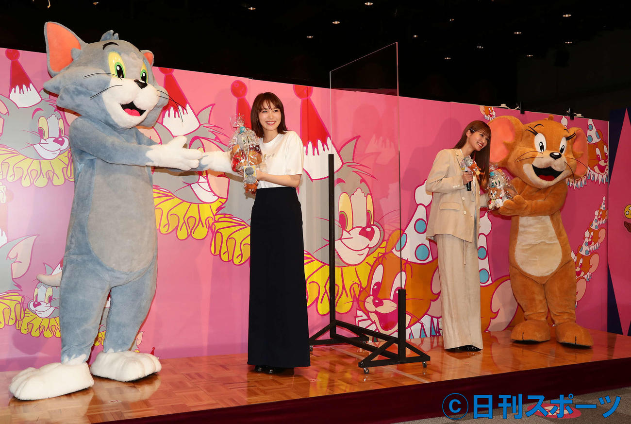 「トムとジェリー　カートゥーン・カーニバル　In Laforet HARAJUKU」のオープニングイベントでプレゼントをもらった飯豊まりえ（左）と生見愛瑠（撮影・丹羽敏通）