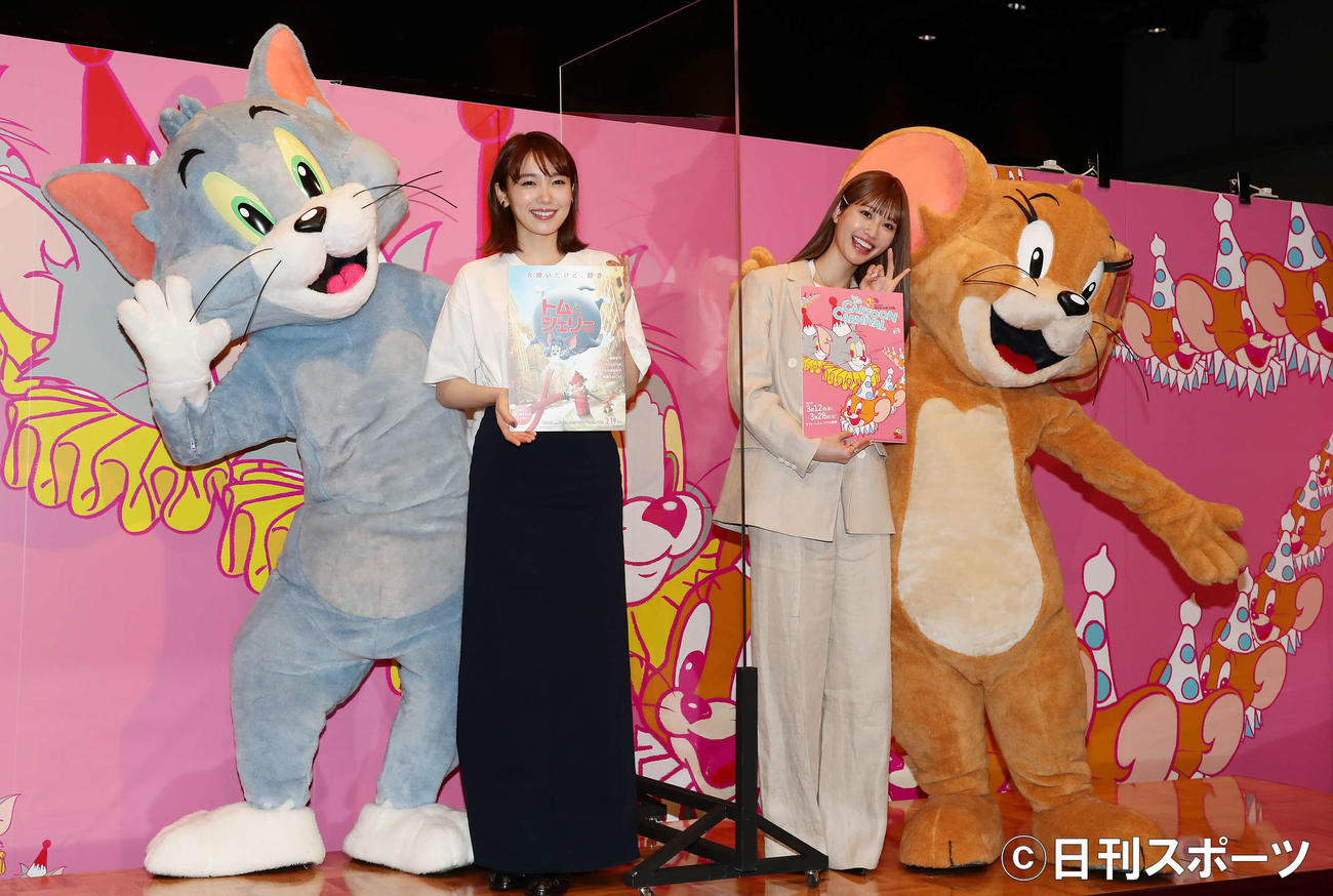 「トムとジェリー　カートゥーン・カーニバル　In Laforet HARAJUKU」のオープニングイベントで写真に納まる飯豊まりえ（左）と生見愛瑠（撮影・丹羽敏通）