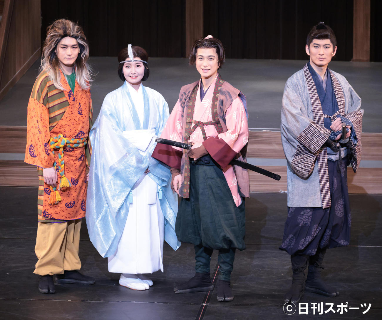 舞台「未来記の番人」初日前会見を行う左から冨岡健翔、惣田紗莉渚、戸塚祥太、松田悟志（撮影・中島郁夫）