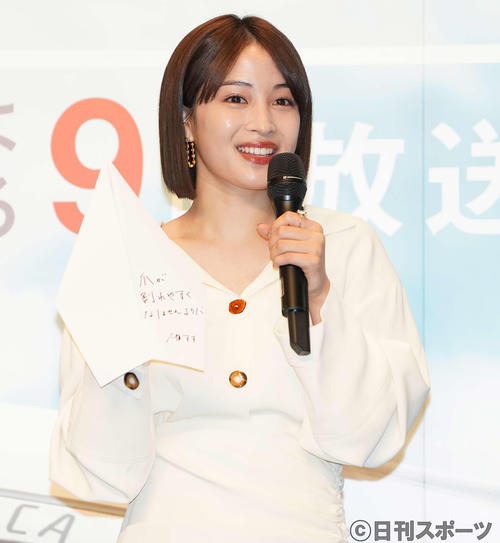 紙飛行機に「爪が割れやすくなりませんように」と願いをしたためた広瀬すず（撮影・鈴木みどり）