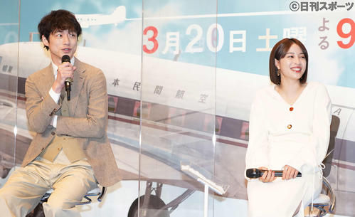 テレビ朝日スペシャルドラマ「エアガール」制作発表記者会見で笑顔の広瀬すず（右）と坂口健太郎（撮影・鈴木みどり）