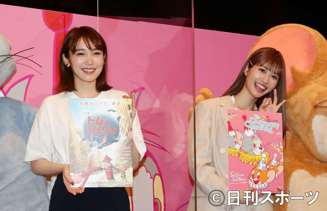 オープニングイベントで写真に納まる飯豊まりえ（左）と生見愛瑠（撮影・丹羽敏通）