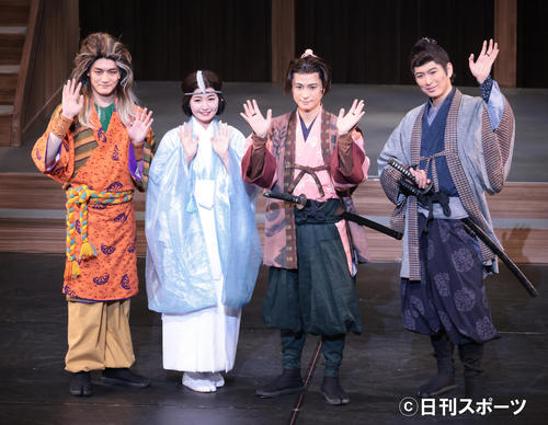 舞台「未来記の番人」初日前会見を行う、左から冨岡健翔、惣田紗莉渚、戸塚祥太、松田悟志(撮影・中島郁夫)
