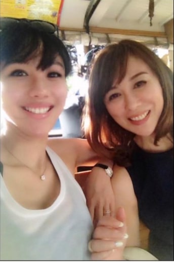 母とのツーショットを披露した谷村奈南（左）（インスタグラムから）