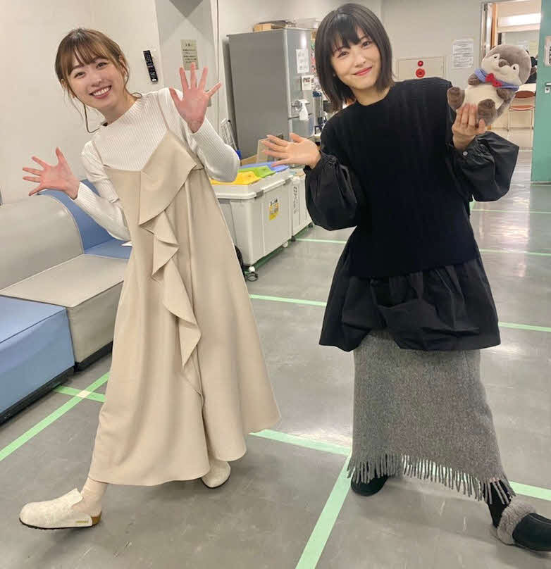 福原（左）と浜辺の2ショット－沢村一樹考案のかわいらしいポーズ