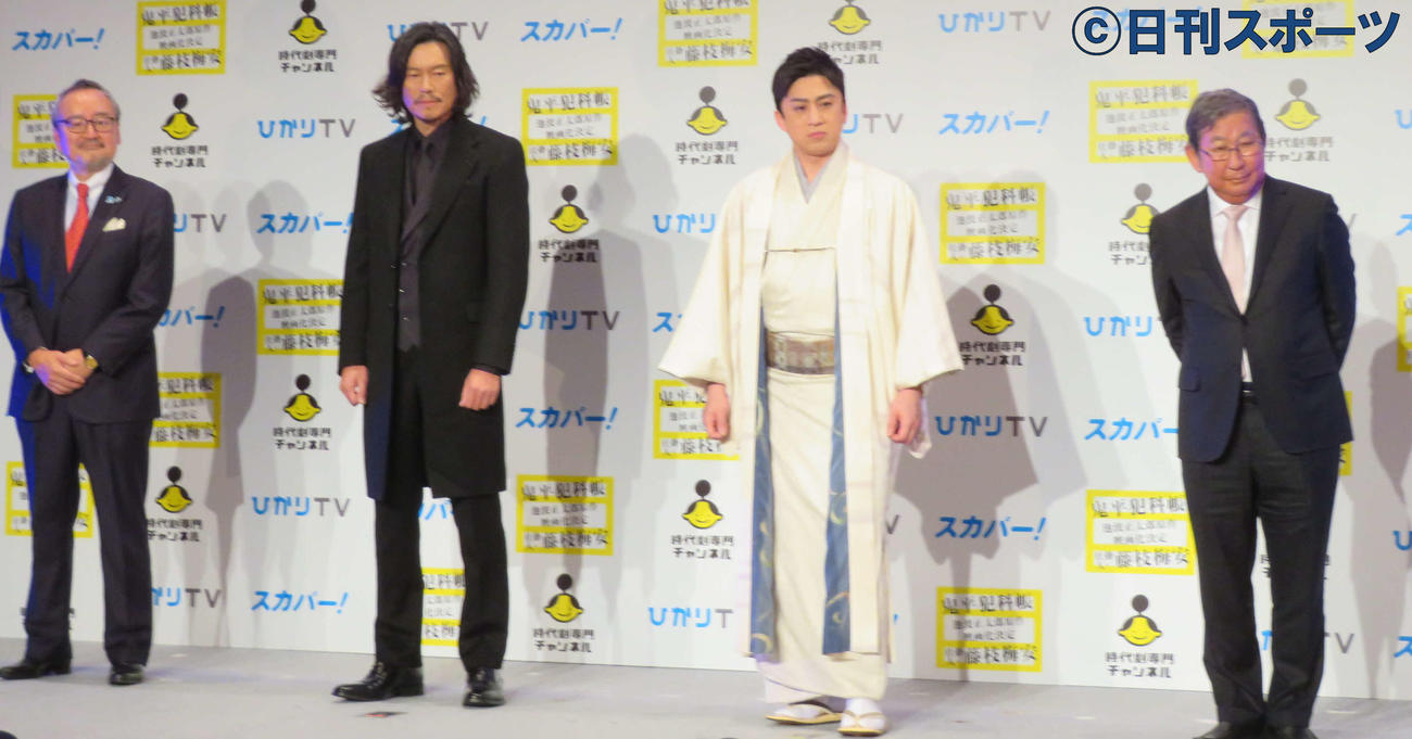 「鬼平犯科帳」「仕掛人・藤枝梅安」映画化決定製作発表記者会見に登壇した、左からスカパー米倉英一社長、豊川悦司、松本幸四郎、杉田成道監督（撮影・村上幸将）