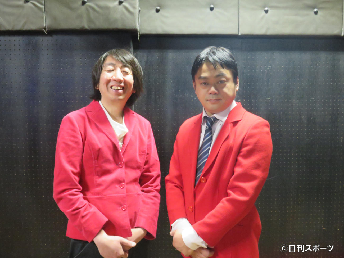 モダンタイムスのツッコミのとしみつ（左）とボケの川崎誠