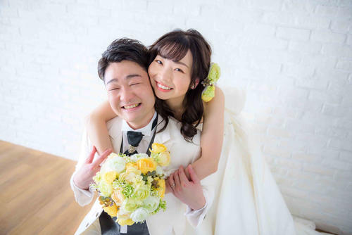 結婚を発表したお笑いコンビ、ダニエルズの望月隆寛(左)と芸人の石出奈々子