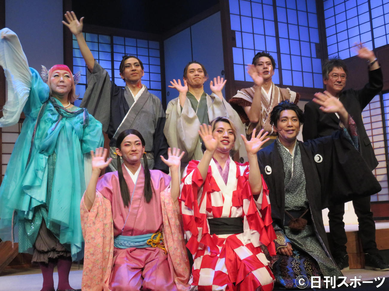 舞台「シャイニングモンスター」の出演者。前列左から、阿部大地、反橋宗一郎、磯貝龍乎、後列左から、真城めぐみ、井沢勇貴、前川優希、小沼将太、演出の錦織一清