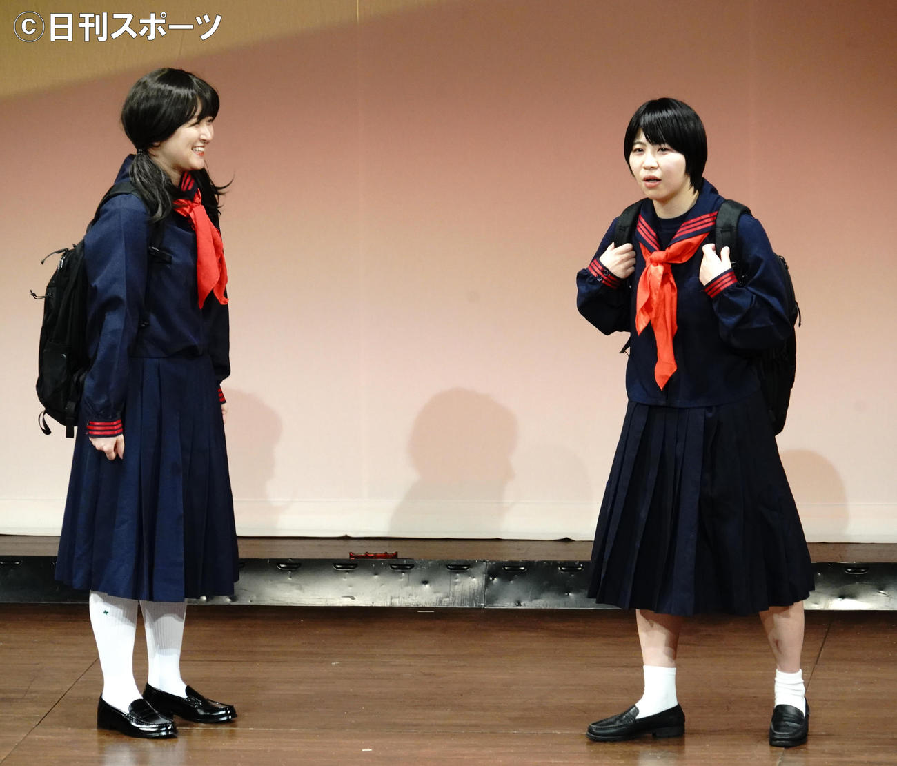 お笑いライブ「余韻と脚色」を行ったお笑いコンビ、ラランドのサーヤ（左）とお笑いコンビ、Aマッソの加納（撮影・佐藤成）