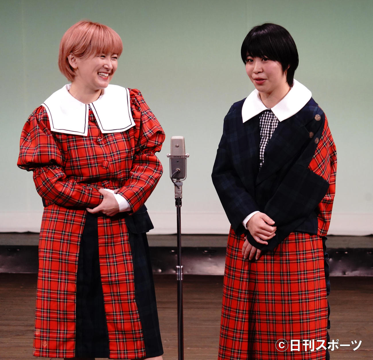 お笑いライブ「余韻と脚色」を行ったお笑いコンビ、ラランドのサーヤ（左）とお笑いコンビ、Aマッソの加納（撮影・佐藤成）