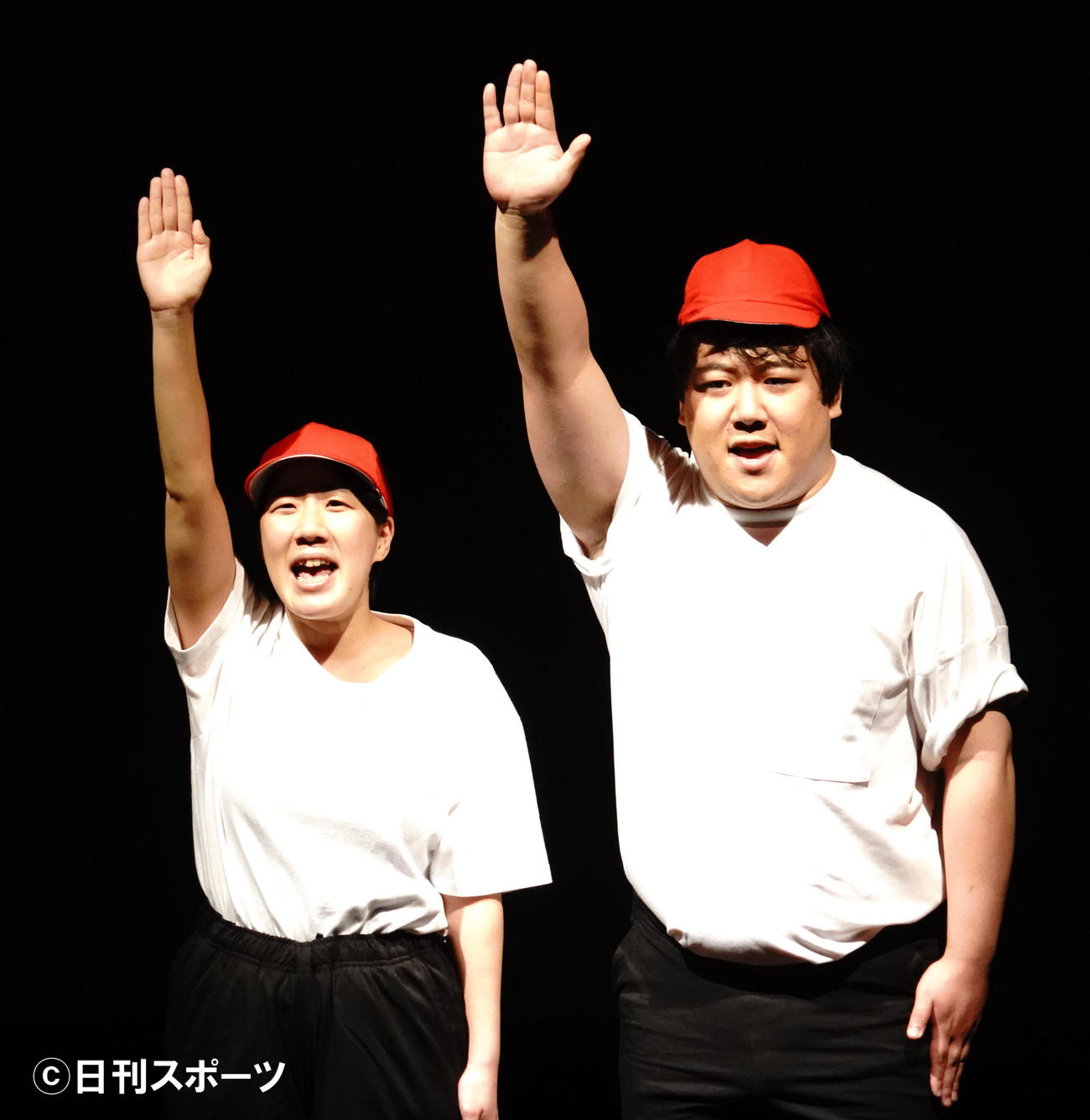 お笑いライブ「余韻と脚色」を行ったお笑いコンビ、Aマッソの村上（左）とラランドのニシダ（撮影・佐藤成）