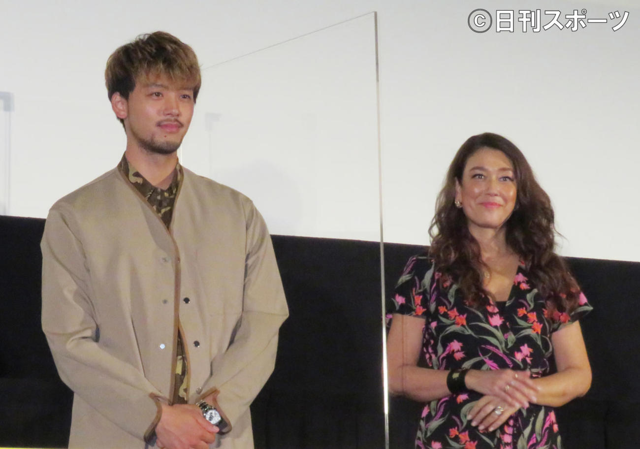 映画「太陽は動かない」のイベントに出席した、左から竹内涼真、LiLico（撮影・佐藤勝亮）